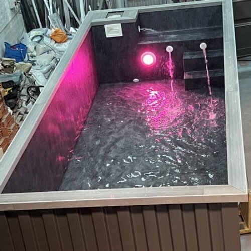 Piscină container Candybleaz, cu 4,5 metri lungime și 2,5 metri lățime.